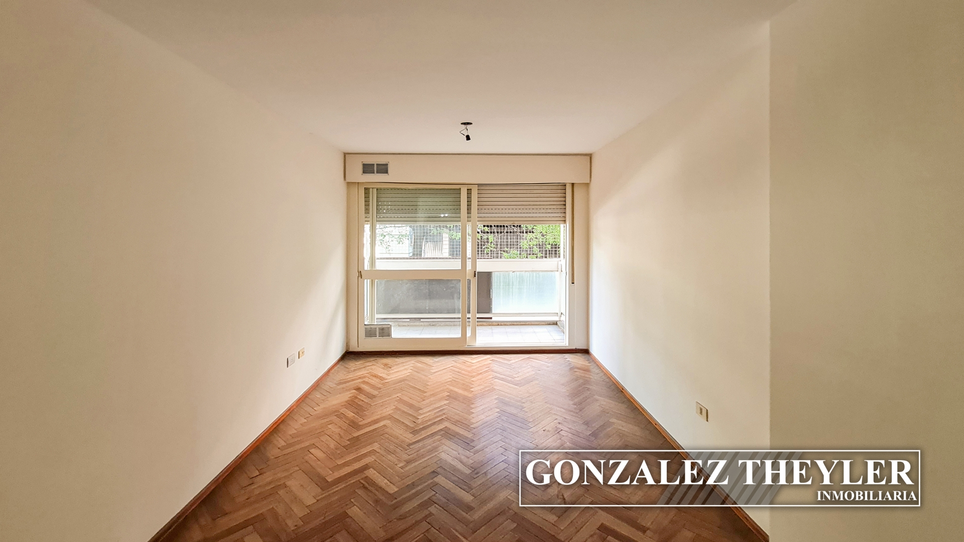 Departamento de dos dormitorios en venta. Balcón y patio.