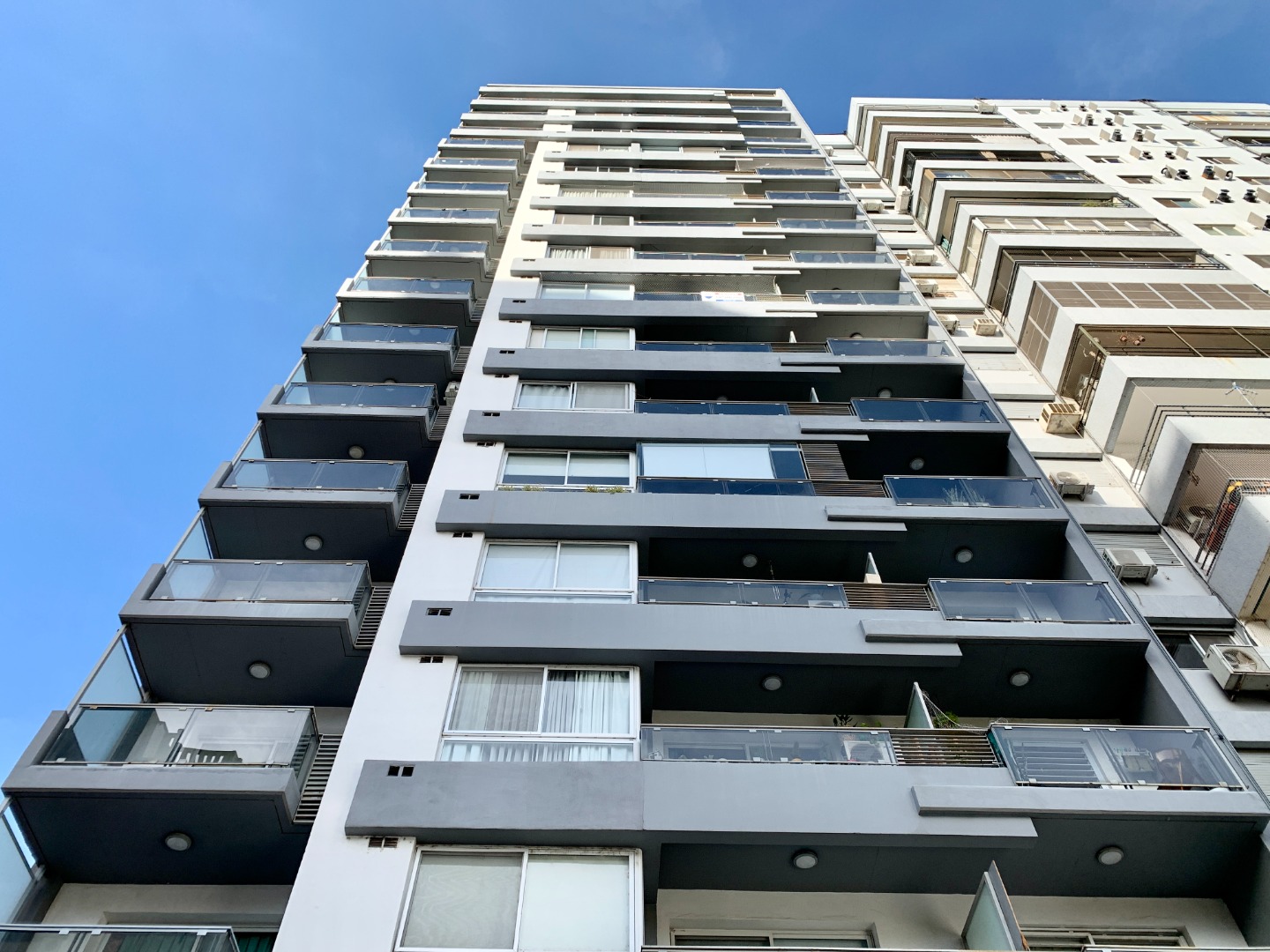 Amplio monoambiente en alquiler. Amenities.